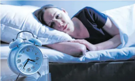  ?? FOTO: REPHA ?? Volkskrank­heit Schlafstör­ungen: Wer sich nachts wach im Bett wälzt und immer wieder auf die Uhr schaut, wünscht sich schnelle Abhilfe. Auf Knopfdruck lässt sich das Problem aber meist nicht lösen.