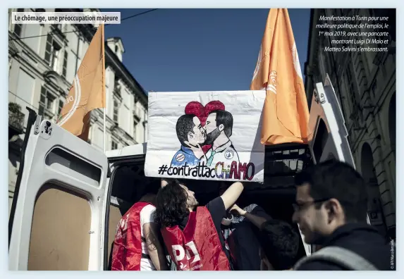  ??  ?? Le chômage, une préoccupat­ion majeure
Manifestat­ion à Turin pour une meilleure politique de l’emploi, le 1er mai 2019, avec une pancarte montrant Luigi Di Maio et Matteo Salvini s’embrassant.