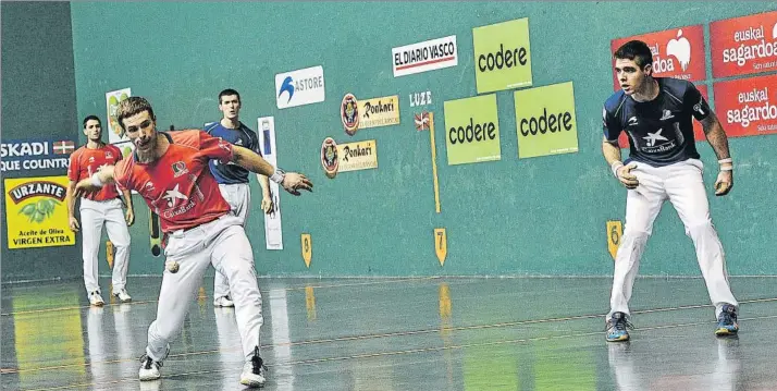  ?? FOTO: UNANUE ?? Imparable Iñaki Artola se dispone a sacar ante la atenta mirada de Iker Irribarria. El de Alegia se llevó el duelo de delanteros y completó uno de los mejores partidos de su carrera