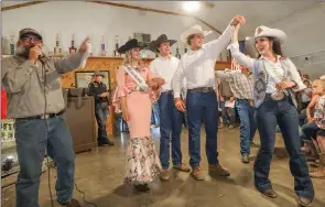  ?? Shelly Thorene
/ Union Democrat ?? 2019-21 Roundup Queen Rayna Rodgers places a crown on 2022 Mother Lode Roundup Queen Kaitlyn Rumsey, 20, who was announced the winner Thursday night during the Mother Lode Sheriff’s Posse Calcutta at the posse grounds in Jamestown (top). Bogio Ditler, of Sonora (above photo, left) calls for bids on Calf Scramble duo Chance Pimental, 17, of Columbia (center), and Roger Alderman, 16, of Soulsbyvil­le, who are escorted by queen candidate Beaumont Cook, 17, of Groveland (second from right) and Miss Rodeo California, Jackie Scarry, of Redding (right).