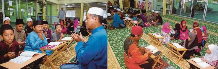  ?? FOTO: ?? GURU sukarelawa­n membaca doa sebelum memulakan kelas mengaji Iqra dan al-Quran.