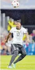  ?? Foto: dpa ?? Die Nummer 17 ist die Nummer eins: Jérôme Boateng erhielt die Auszeichnu­ng als Fußballer des Jahres.