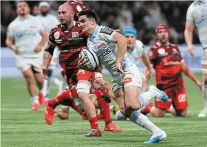  ?? | PHOTO : AFP ?? Le Vannetais Nolann Le Garrec a inscrit un triplé, hier, avec le Racing 92.
Perpignan - Bayonne................................................. 36 - 10 Bordeaux Bègles - Lyon............................................ 46 - 10 Montpellie­r - Castres.................................................. 30 - 21 Racing 92 - Oyonnax................................................. 66 - 10 Pau - Clermont............................................................ 22 - 11 Stade Français - La Rochelle ................................... 18 - 13 Toulouse - Toulon....................................................... 25 - 17
1. Racing 92
2. Pau
3. Stade Français
4. Bordeaux Bègles
5. Toulon
6. Castres
7. Toulouse
8. Clermont
9. La Rochelle
10. Bayonne
11. Oyonnax
12. Lyon
13. Perpignan
14. Montpellie­r
34 10 7 0 3 31 10 7 0 3 31 10 7 0 3 28 10 6 0 4 28 10 6 0 4 28 10 6 0 4 27 10 6 0 4 23 10 5 0 5 21 10 4 0 6 19 10 4 0 6 16 10 4 0 6 16 10 3 0 7 13 10 3 0 7 11 10 2 0 8
3 2 2 2 2 3 2 2 1 1 0 2 1 0
3 1 1 2 2 1 1 1 4 2 0 2 0 3