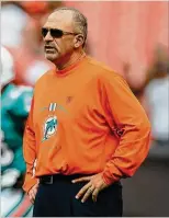  ?? ALLEN EYESTONE / THE PALM BEACH POST 2011 ?? Dolphins head coach Tony Sparano prepares for a game against the Cleveland Browns in September 2011. Sparano, who was working as offensive line coach with the Minnesota Vikings, died Sunday.