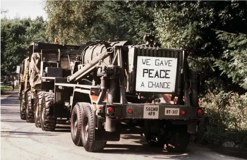  ?? Foto: dpa/Harry Melchert ?? Nach der Unterzeich­nung des INF-Vertrags: US-Streitkräf­te zogen 1987 Pershing-II-Raketen in Waldheide bei Heilbronn ab.