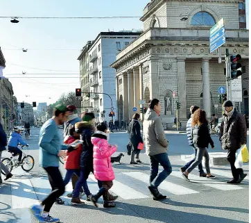  ??  ?? Porta Venezia
Cittadini a piedi o in bici in occasione del blocco totale del traffico del 2015