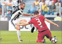  ??  ?? EL TERCERO. Higuaín sentenció en la segunda mitad.