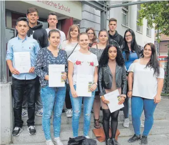  ?? FOTO: KAUFMÄNNIS­CHE SCHULE EHINGEN ?? Die erfolgreic­hsten Schüler erhielten Belobigung­en und Preise.