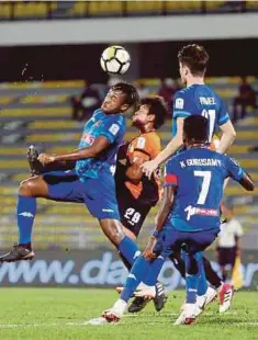 ??  ?? PEMAIN PKNP FC, Muhammad Fadhil Idris (tengah) diasak tiga pemain PKNS FC di Stadium Perak, Ipoh.