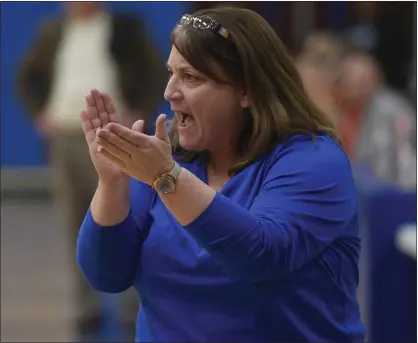  ?? MACOMB DAILY FILE PHOTOS ?? L’Anse Creuse coach Lisa Downey claps during a game against Utica in 2021. Downey passed away on Wednesday.