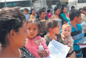  ??  ?? SITUACIÓN. Miles de inmigrante­s indocument­ados continúan cruzando a Estados Unidos a pesar del reciente enfoque de “cero tolerancia”. FOTO: AFP