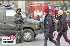  ??  ?? Chinesisch­e Polizei beschützt gefährdete „Westler“in Peking
Mehr Infos
auf krone.at