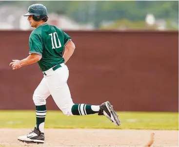  ?? Diana L. Porter / For the Chronicle ?? Strake Jesuit’s Zach Zubia and the Crusaders are leaving opponents in their dust this postseason.