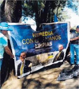  ?? RAFAEL MURILLO ?? Seguidores del Partido Restauraci­ón Nacional intentaron reconstrui­r el puesto quemado en San Juan de Santa Bárbara, Heredia.