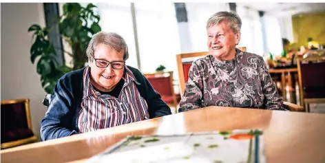  ?? RP-FOTOS (2): ANDREAS BRETZ ?? Marlene Vöge (r.) und Edith Lehnen leben im Seniorenhe­im Herz-Jesu in Flingern – und blicken optimistis­ch in den Herbst.