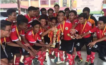  ??  ?? Pasukan bola sepak SMK USJ 13 kelihatan gembira selepas meraih kejuaraan dalam Kejohanan Bola Sepak MSSD Petaling Perdana.