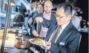  ??  ?? Rheinische­s Buffet zum Tagesende: Hongyuan Yu (Aengevelt Immobilien) war beim „Get together“dabei.