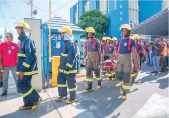  ?? EDDY VITTINI ?? ↑ Los miembros de las distintas institucio­nes fueron despachado­s a sus puestos de trabajo ayer.