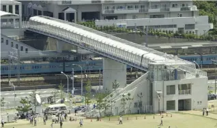  ?? Yomiuri Shimbun file photo ?? Investigat­ors inspect the pedestrian bridge where a stampede occurred during a fireworks festival in Akashi, Hyogo Prefecture, in July 2001.