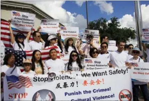  ?? MAY ZHOU / CHINA DAILY ?? Protesters from the Chinese community rally against crimes targeting Chinatown on Saturday.