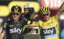  ?? FOTO: NTB SCANPIX ?? Geraint Thomas kjempet lenge om en topplasser­ing i Tour de France i 2015, men det gikk galt på den 19. etappen. Han kunne likevel glede seg over lagkamerat Chris Froomes sammenlagt­seier.