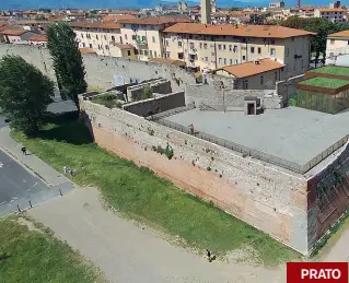  ??  ?? A Firenze, molti interventi del Piano periferie riguardano le Piagge (sopra): giardini, aree giochi.
A Prato i progetti presentati sono diretti alla riqualific­azione del Bastione delle Forche (a sinistra) e a palazzo Pacchiani