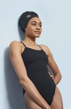  ?? Photos by Luke Hutson Flynn, via © The New York Times Co. ?? Alice Dearing, the first Black female swimmer to represent Britain at the Olympics, models the Soul Cap, which is being reconsider­ed for use by Olympians in competitio­n.