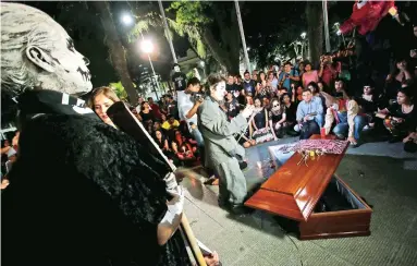  ??  ?? “Marcha fúnebre”. Las demandas del sector cultural se expresaron a modo de parodia.