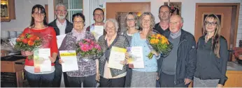  ?? FOTO: KIRCHENCHO­R ?? Ehrungen beim Kirchencho­r Sankt Peter und Paul Röhlingen, von links: Anne Stengel, Leonhard Abele, Hilde Gerold, Franz Betzler, Erika Nowottnick, Ruth Schmid, Hildegard Martin, Roland Herzog, Pfarrer Anton Forner, Diana Meyer.