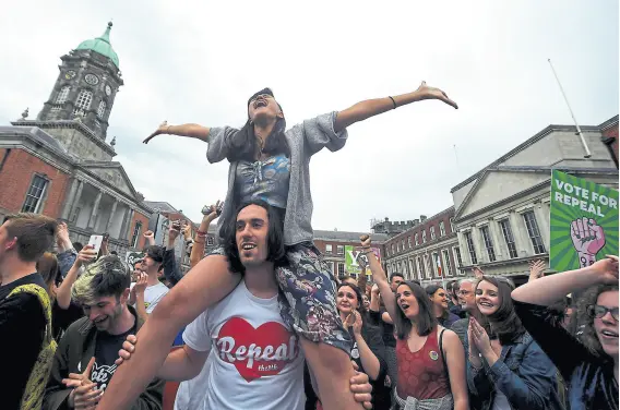  ?? Reuters ?? Los votantes proabortis­tas celebraron ayer en el centro de Dublín la victoria en el referéndum