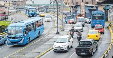  ?? Fotos: Archivo-Henry Lapo / EXTRA ?? Contrafluj­o en el sector de San Roque: tres carriles habilitado­s.