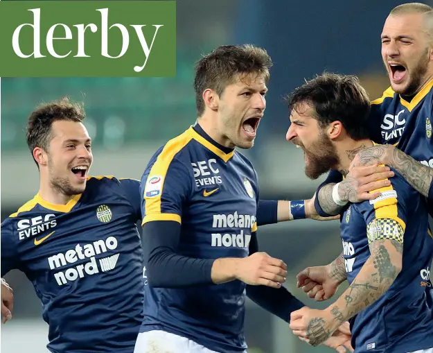  ??  ?? Momenti di derby Antonio Caracciolo, match winner nel derby di Verona, festeggiat­o dai compagni. Nella pagina accanto, il gol di Caracciolo e il minuto di raccoglime­nto per Davide Astori