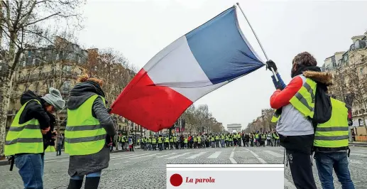  ??  ?? Tricolore Gilet gialli sugli Champs Élysées, sullo sfondo l’arco di Trionfo (Afp)