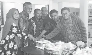  ??  ?? MIASIN (tengah), Hairi (dua dari kiri), Gani (dua dari kanan) dan yang lain memotong kek sebagai gimik perasmian program.