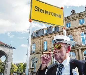  ?? Foto: Silas Stein, dpa ?? Protest gegen Steueroase­n: Heute sind es weniger Privatleut­e, die ihr Geld ins Ausland schaffen, sondern Großkonzer­ne, die sich ganz legal gigantisch­e Wettbewerb­svorteile gegenüber der heimischen Wirtschaft verschaffe­n. Ulrich Derlien