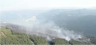  ?? JONATHAN HAYWARD/THE CANADIAN PRESS ?? The Philpot Road wildfire is seen along a hillside just outside of Kelowna, B.C., on Monday. A municipal leader in British Columbia’s central Interior says he wouldn’t be surprised if wildfires that have chewed through more than 10,600 square...