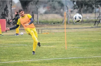  ?? RODRIGO GARCÍA-LA NUEVA. ?? Volante por derecha, doble 5 y de "4", las posiciones por donde pasó. "En donde mejor me siento es de carrilero", dijo Graciani.