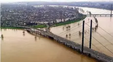  ?? FOTO: DPA ?? Der Düsseldorf­er Stadtteil Oberkassel: 2001 erreichte der Rhein dort mit über neun Metern seinen Scheitelpu­nkt.