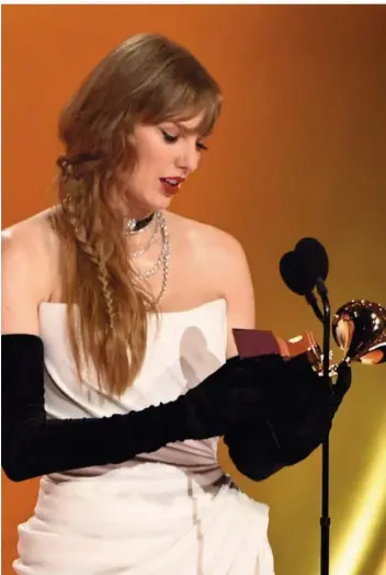  ?? FOTO: VALERIE MACON/AFP ?? Megastar Taylor Swift blickt stolz auf ihren Grammy.