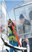  ?? FOTO: MATTHIAS BECKER ?? Thea Jörg (links) hat die Skifahrer im Kassenhäus­chen des Lifts Oberthanne­n-Sulzberg begrüßt. Ihr Mann Peter (rechts) hat beim Einstieg aufgepasst, dass alles glatt läuft. Seit dem Wochenende läuft der Schlepplif­t wieder.