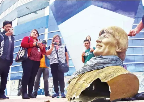  ?? DANIEL JAMES ?? El busto de Evo Morales después de ser removido, ayer en el polideport­ivo de Quillacoll­o.