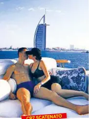  ??  ?? CR7 SCATENATO CON GIORGINA A DUBAI Cristiano Ronaldo, 33, con la fidanzata Georgina Rodriguez, 24, in barca a Dubai. Il campione, dopo le gite in cammello, ha trovato voglia e tempoper allenarsi.