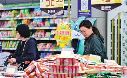  ?? PROVIDED TO CHINA DAILY ?? Consumers browse products at a convenienc­e store in Qingzhou, Shandong province, in April.