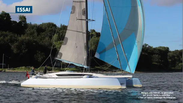  ??  ?? Malgré ses 140 m2, le gennaker
est plutôt facile à contrôler : c’est un autre avantage du trimaran.