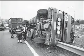  ??  ?? Een gekantelde vrachtwage­n, die een forse bijdrage leverde aan de file op de A22 richting Beverwijk. (Foto: ANP)