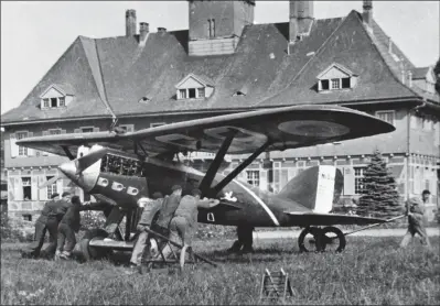  ?? DR ?? Nieuport 622 sur le terrain de Strasbourg, porteur de la cigogne à ailes basses de la SPA 103. Il appartenai­t à la 3e Escadrille du 2e Régiment d’aviation de chasse (RAC) qui donnera naissance au GC I/2.