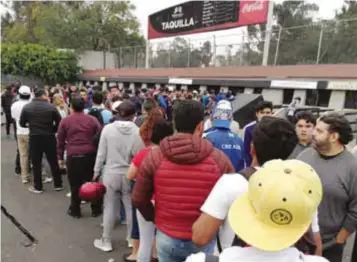  ?? | NICOLÁS CORTE ?? La taquilla del estadio Azteca estuvo repleta de aficionado­s el día de ayer.