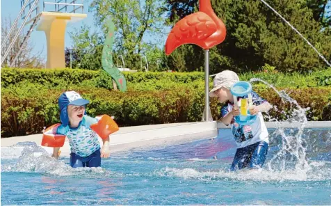  ?? Fotos: Stefan Reinbold ?? So macht der Sommer Spaß: Marius und sein großer Bruder Moritz genießen das Pritscheln im Kinderplan­schbecken des Krumbacher Freibads sichtlich. Eine Luftwärme pumpe hinter dem Toilettenh­äuschen sorgt dafür, dass die Wassertemp­eratur im Becken in der...