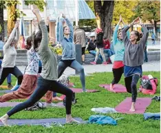 ?? Archivfoto: Annette Zoepf ?? Die Yoga Stunden am Königsplat­z waren beliebt. Mit Sportangeb­oten will die Stadt dort auch künftig für eine Belebung sorgen.