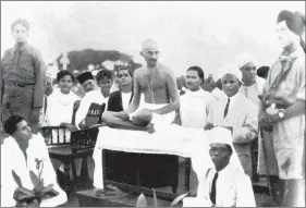  ??  ?? Gandhi addressing school children, 1927.